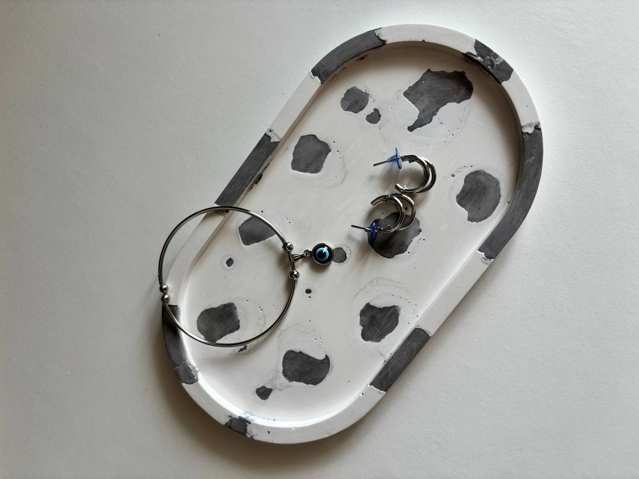 Black & White Pebble Tray — handmade trinket tray, 20.5 cm × 11.5 cm × 1 inch